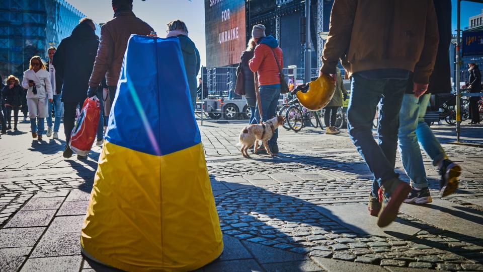 Betonpullert med Ukraine flag